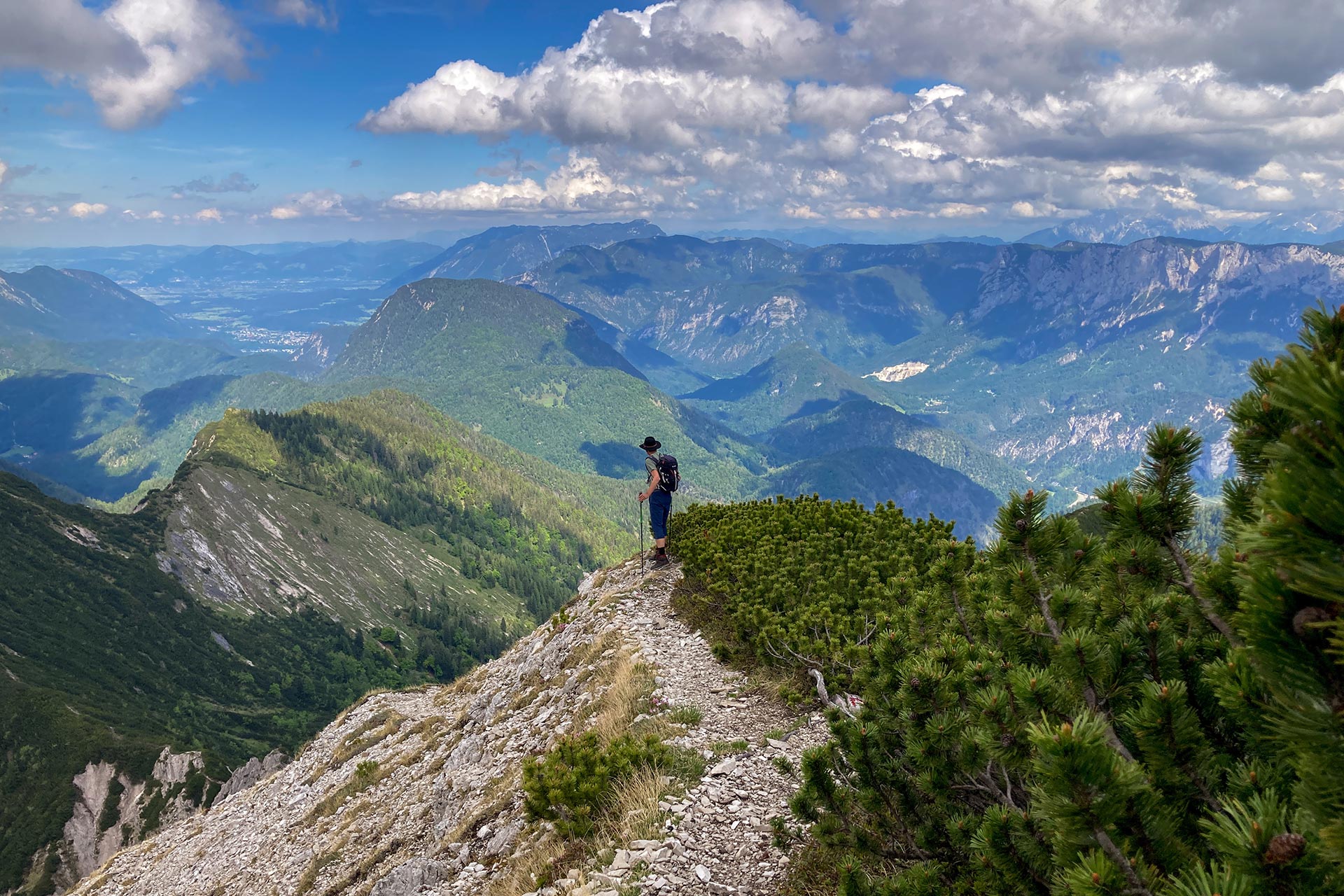 Das Sonntagshorn ist mit 1961 Metern der höchste Gipfel der Chiemgauer Alpen und ein beliebtes Ziel für Bergwanderer und Naturliebhaber. 
