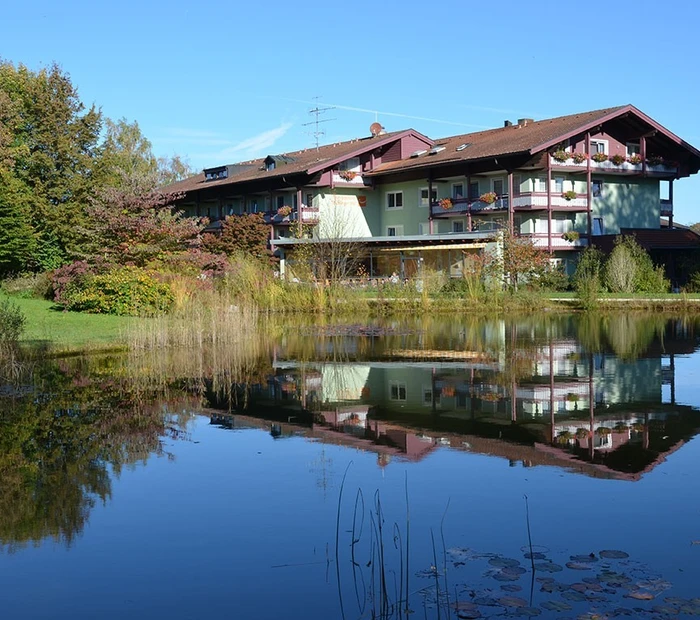 Blick über den See zum Hotel