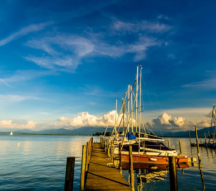 Segelboote an Anlegestelle am Chiemsee