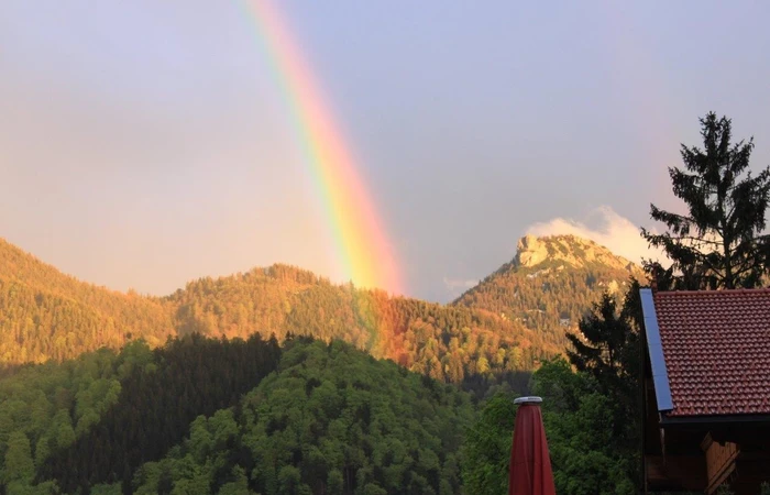 Ein Regenbogen über den Chiemgauer Alpen aufgenommen vom Berghotel Adersberg.