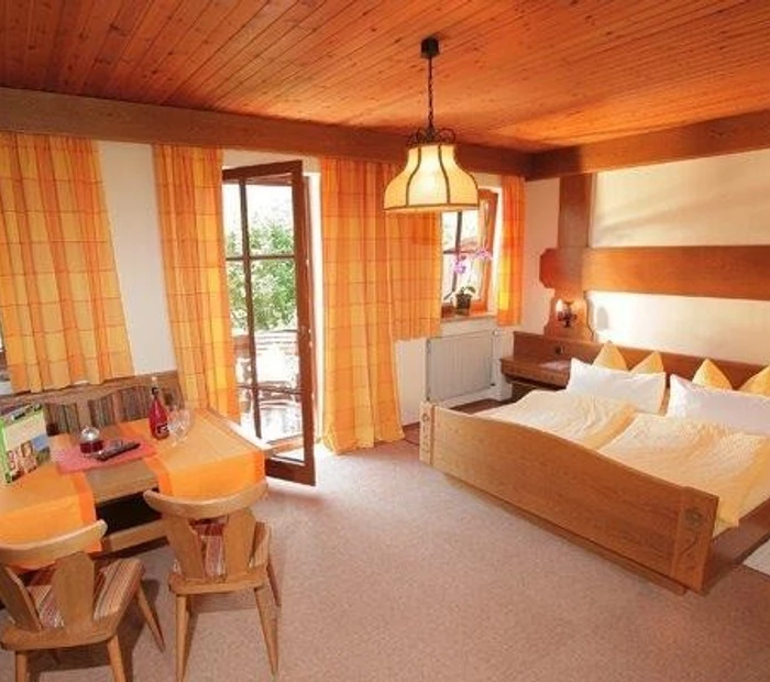 Zimmer mit Ess-und Schlafbereich in der Pension Martlschuster Bernau.