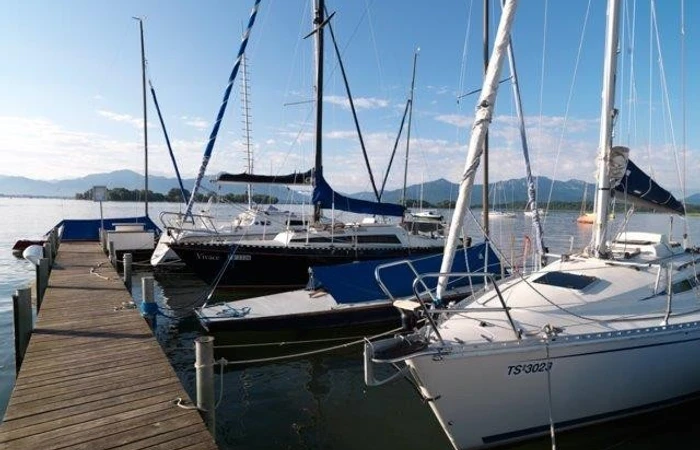 Segelboote am Anleger im Chiemsee