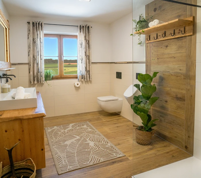 Fewo Alpenblick - Bad mit Dusche, Badewanne, Doppelwaschbecken und WC
