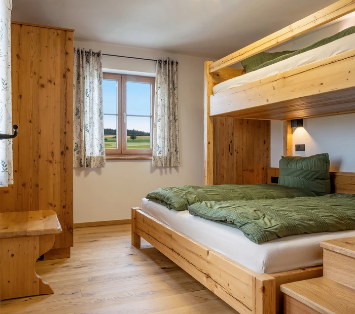 Fewo Bergblick - Zimmer mit Doppelbett und Etagenbett