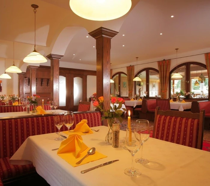Restaurant mit stimmungsvoller Beleuchtung und festlich gedeckten Tischen