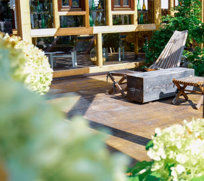 Terrasse im Barbereich des Alpenliebe Designhotels in Inzell