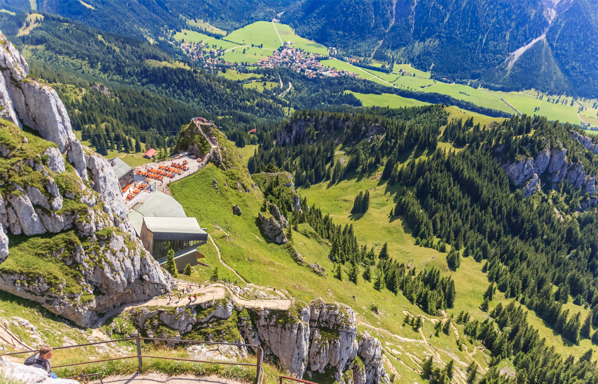 Wanderer die auf den Wendlstein gehen und Blick ins Thal.
