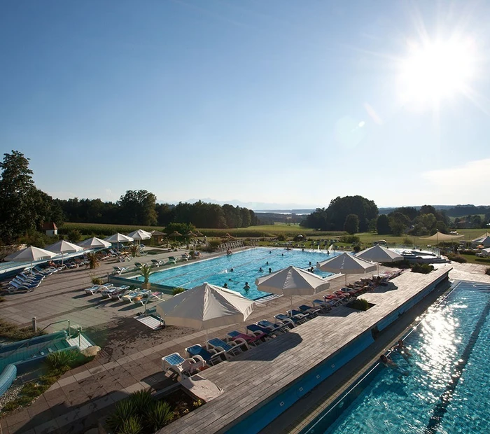 Chiemgau Therme Aussenbereich mit Ruheliegen und Blick in die Natur