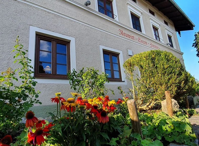 Blumen vor dem Gasthof Neuwirt im Sommer