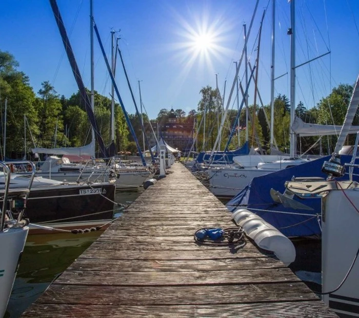 Blick vom Bootssteg im Yachthafen auf das Yachthotel Chiemsee.