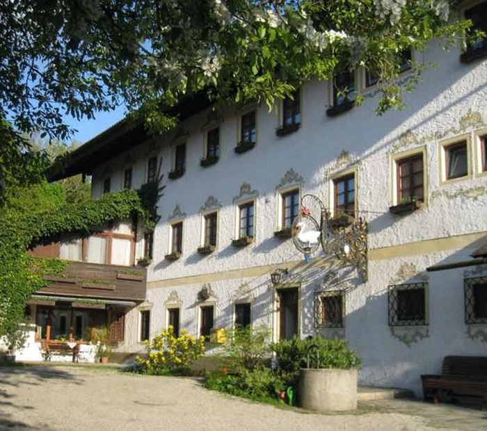 Seitenansicht vom Landhaus mit Brunnen