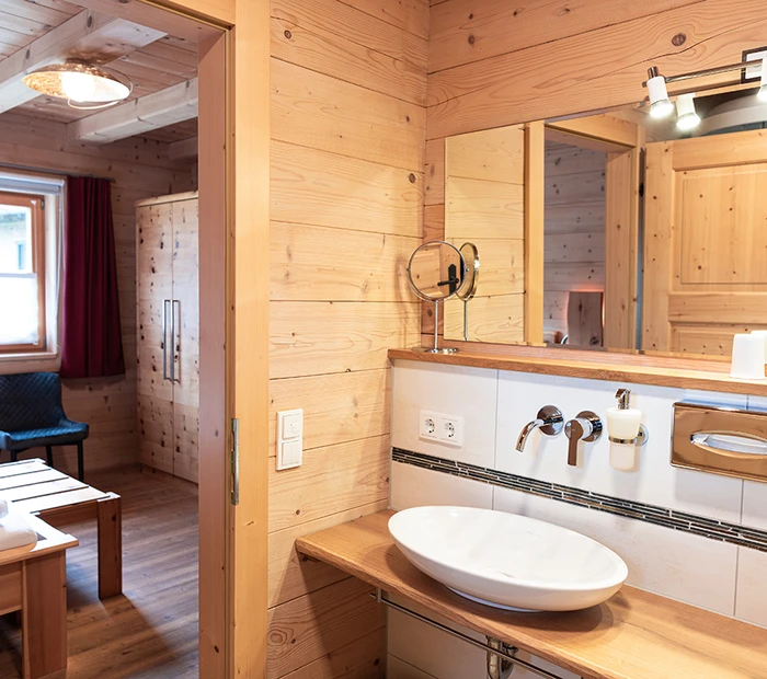 Badezimmer mit Blick in das Schlafzimmer einer Suite