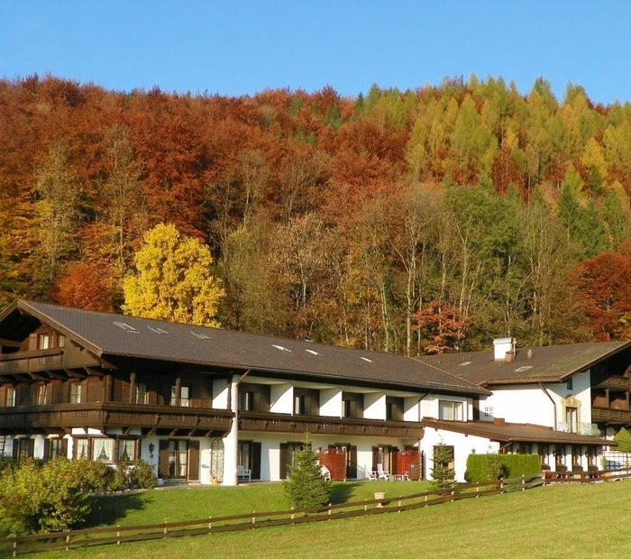 Hotel vor herbstlich gefärbtem Bergwald