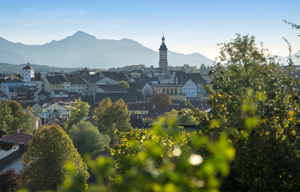 Blick auf Traunstein, im Hintergrund die Chiemgauer Alpen