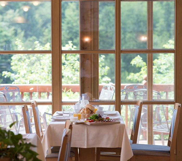 gedeckter Frühstückstisch im Restaurant Cafe