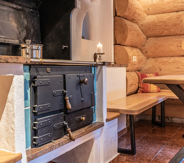 Nostalgie Holzofen in der Küche eines Alpenchalet