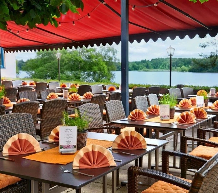 Terrasse mit Blick zum Pelhamer See