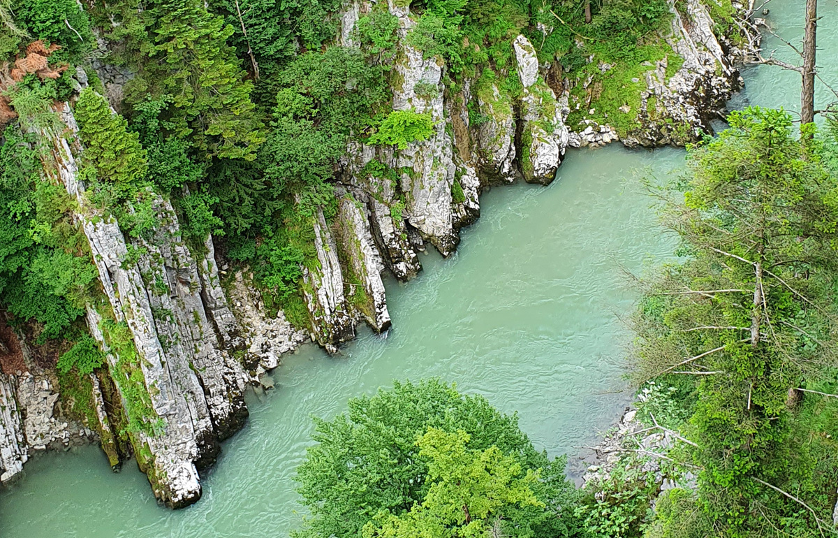 Blick von oben auf die Tiroler Ache in der Entenlochklamm