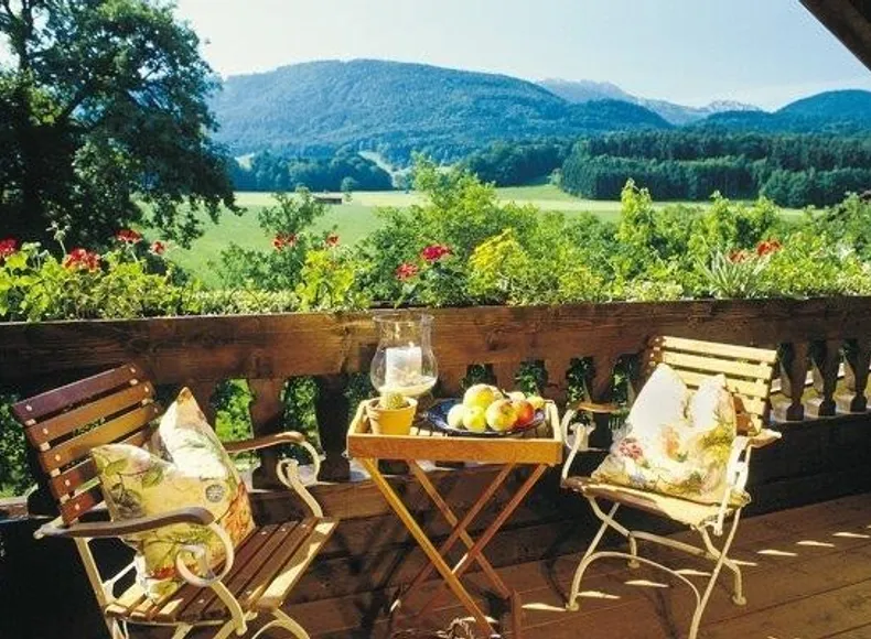 Auf der Frühstücksterrasse von der Pension Martlschuster schauen Sie in die Chiemgauer Alpen.