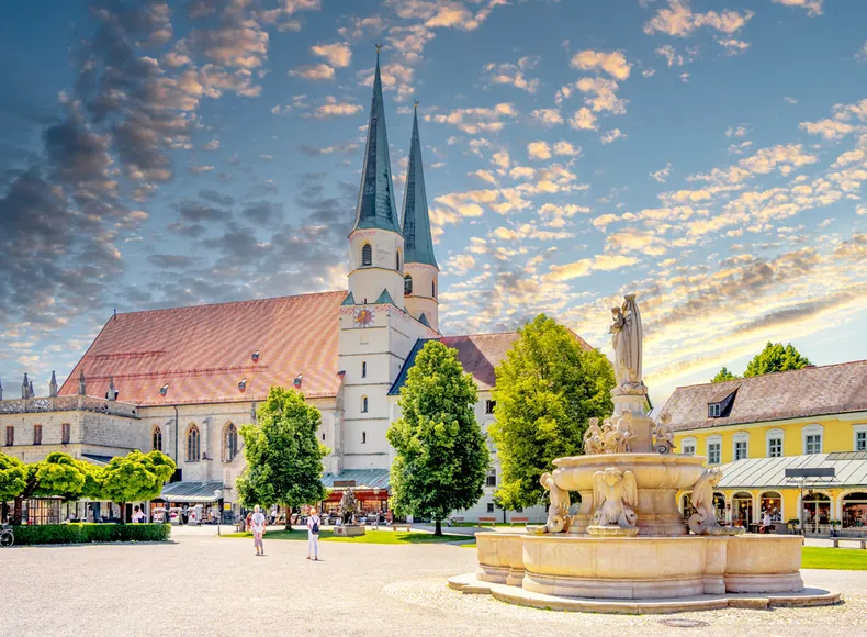 Sie blicken auf den Kapellplatz mit Kirche in Altötting Bayern nahe Chiemsee. Sie blicken auf den Kapellplatz mit Kirche in Altötting Bayern nahe Chiemsee.