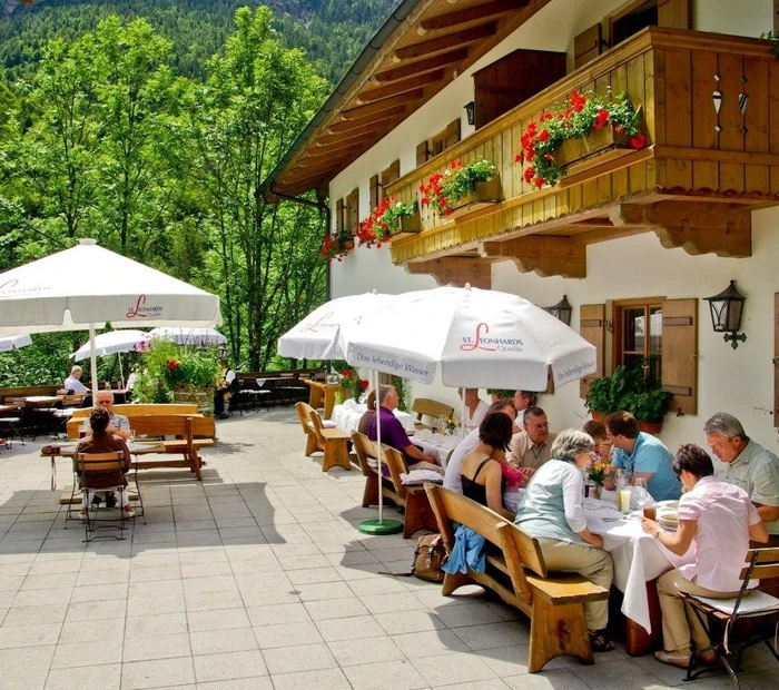 Sonnenterrasse mit Gästen
