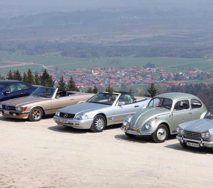 Auf dem Parkplatz des Berghotel Adersberg stehen verschiedene Oltimer. Blick ins Tal.