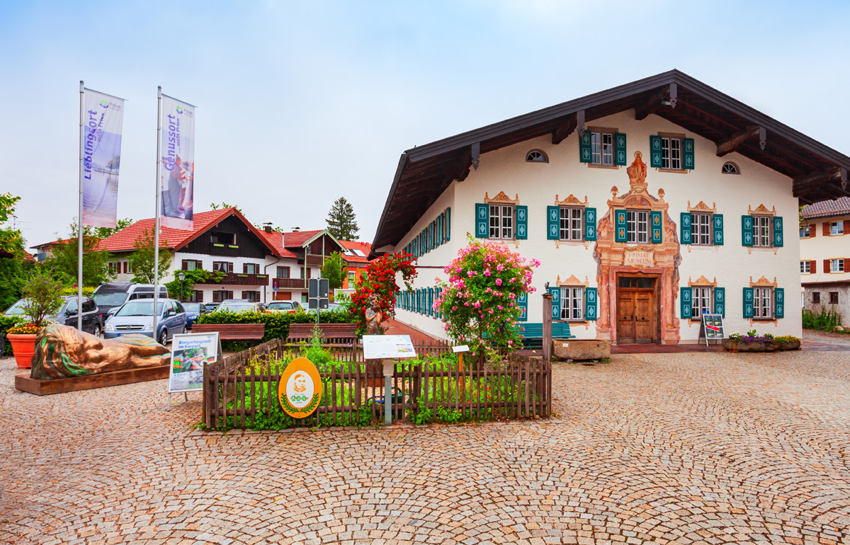 Sie sehen das prächte Haus des Heimatmuseum in Prien am Chiemsee von außen.