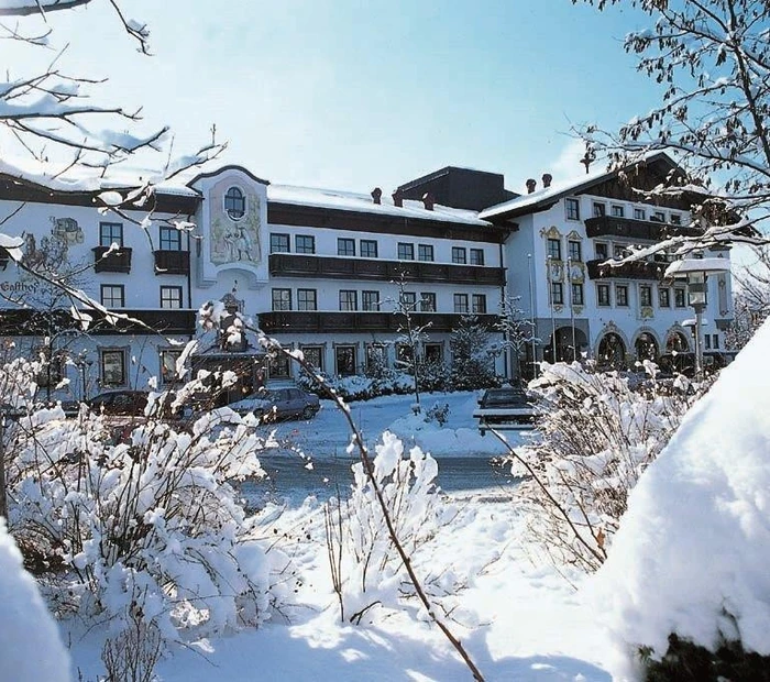 Hotel Zur Post im Winter Aussenansicht