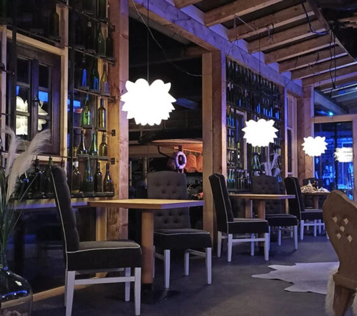 Kleine Tische im Restaurant des Alpenliebe Designhotels laden zum Verweilen ein