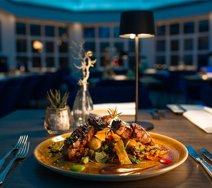 Kulinarik & Abendstimmung im Restaurant BLU vom Yachthotel Chiemsee