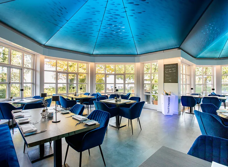 Blick ins Restaurant BLU vom Yachthotel Chiemsee