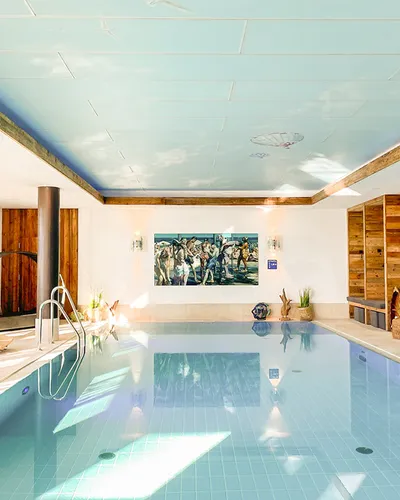 Schwimmbad im Spa-und Wellnessbereich Schwimmbad im Spa-und Wellnessbereich